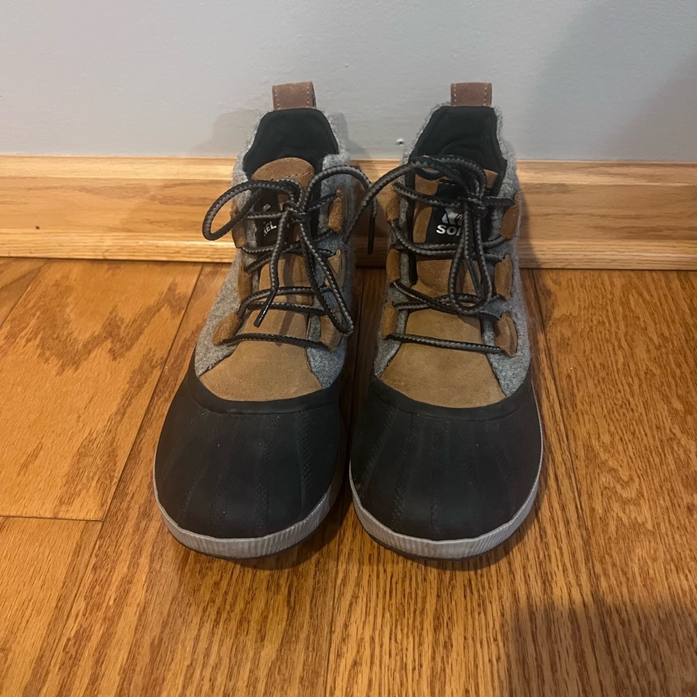 Sorel women’s Black, Tan and Grey tweed boots